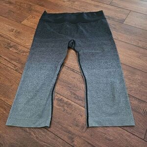 Brooks Streaker Black Gray Ombre Stripe Leggings Size‎ L Capri Running Womens